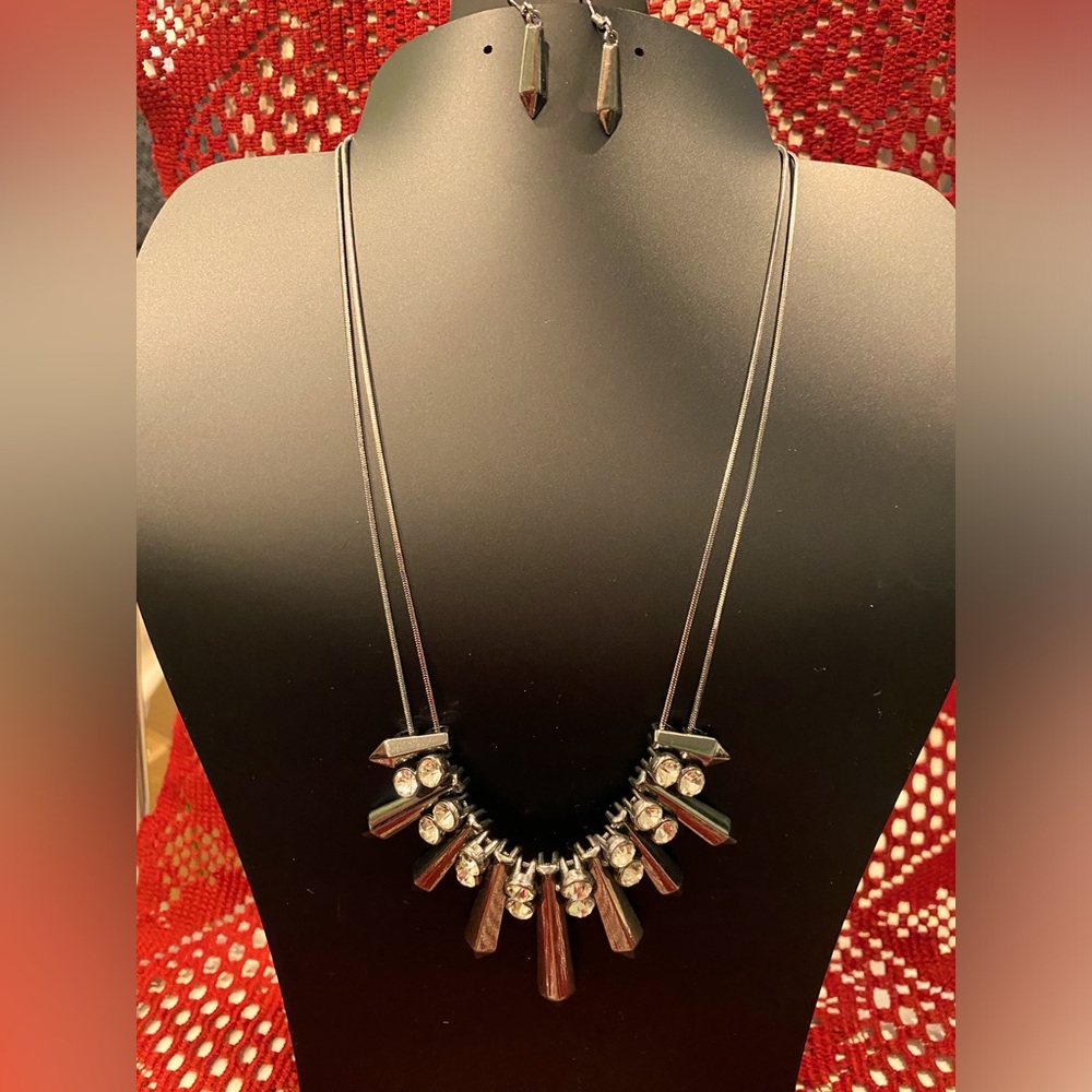 Elegant Black and Silver Necklace Set